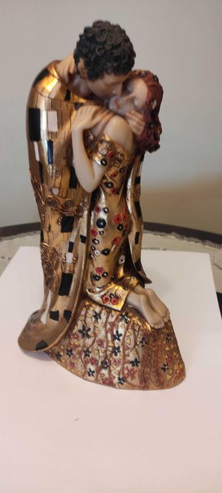 Estatueta cerâmica O Beijo. Gustav Klimt