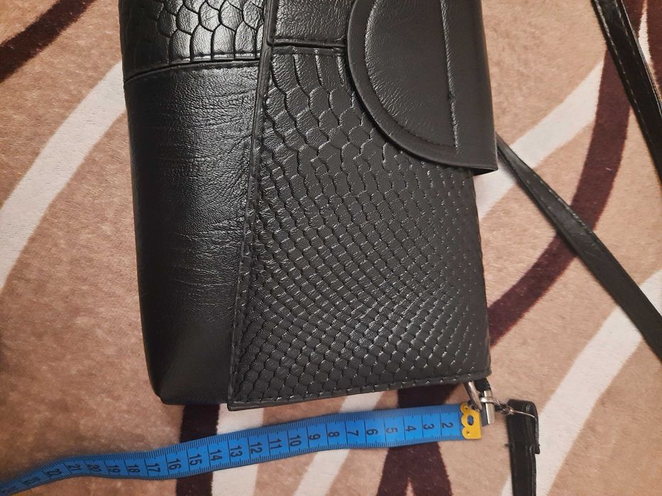 Сумка із дизайном змійової шкіри виглядає дорого