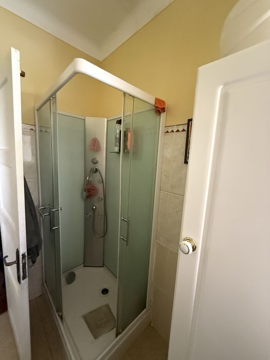 Quarto mobiliado 2 camas para arrendar em Olival Basto