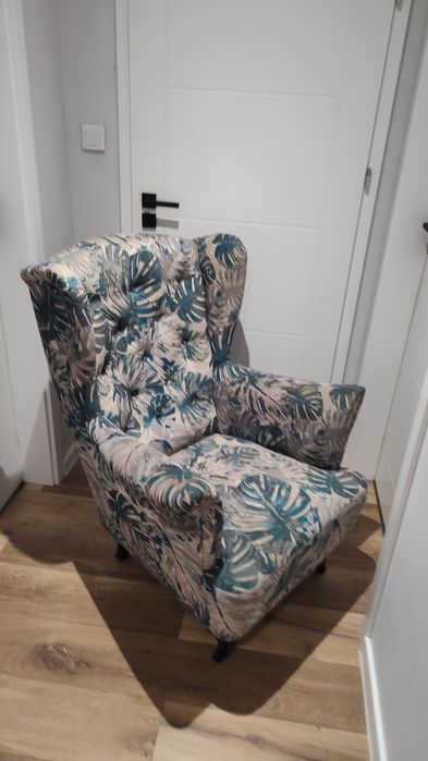 Fotel uszak na czarnych nogach