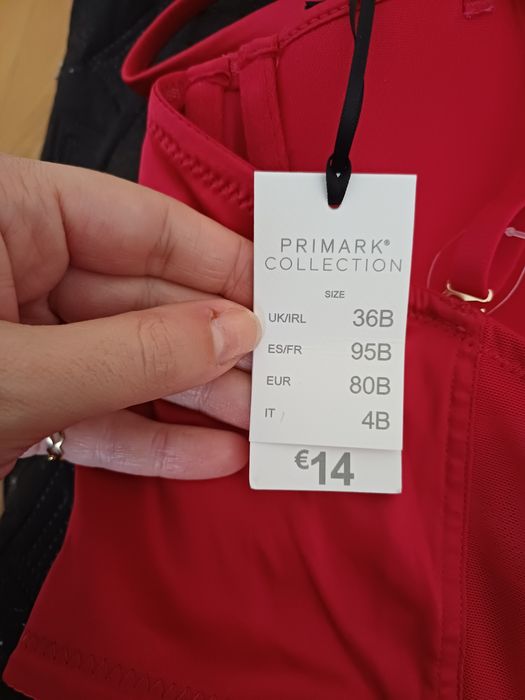 Corpete vermelho com etiqueta