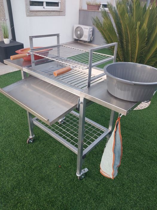 Churrasqueiras novas com ou sem rodas, tem queimador, grelha e mesas de apoio em inox