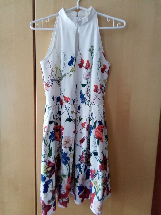 Sukienka w kwiaty ze stójką - na przyjęcie rozm s.