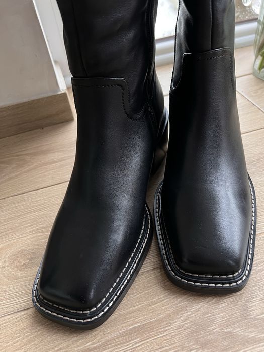 Нові шкіряни чоботи