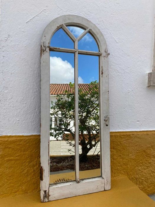 Janela antiga transformada em espelho, uma peça única com muito carácter e presença decorativa.