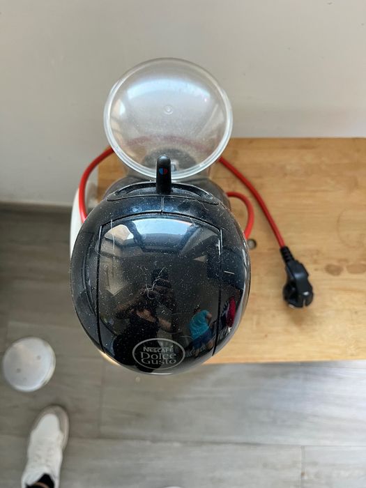 Cafeteira dolce gusto e cômoda