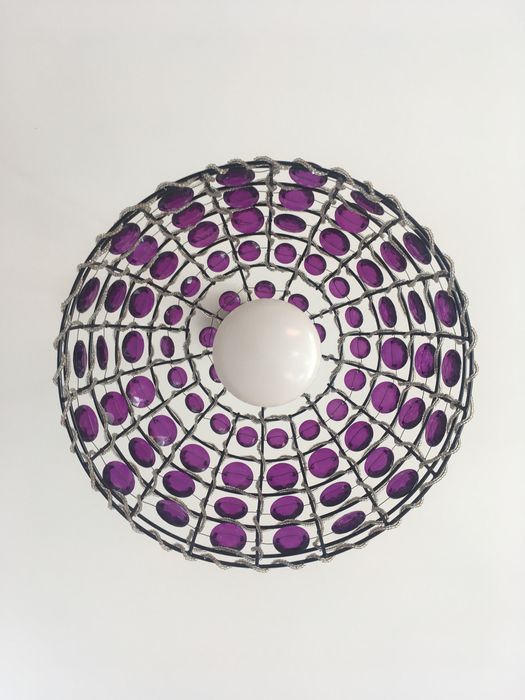 Candeeiro de teto com pedras roxas