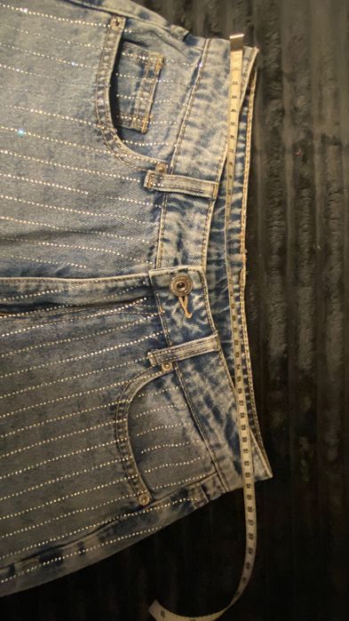 Jeansy damskie z mieniącymi kamieniami