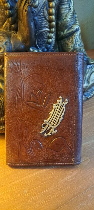 Carteiras vintage pele e prata.