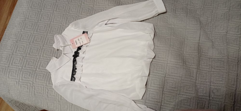 Продам блузку школьную.