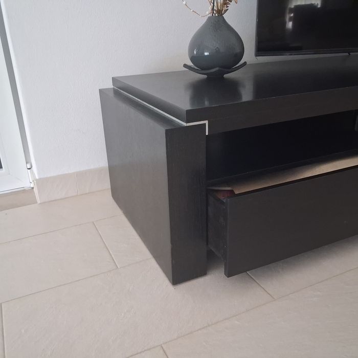 Móvel preto para TV
