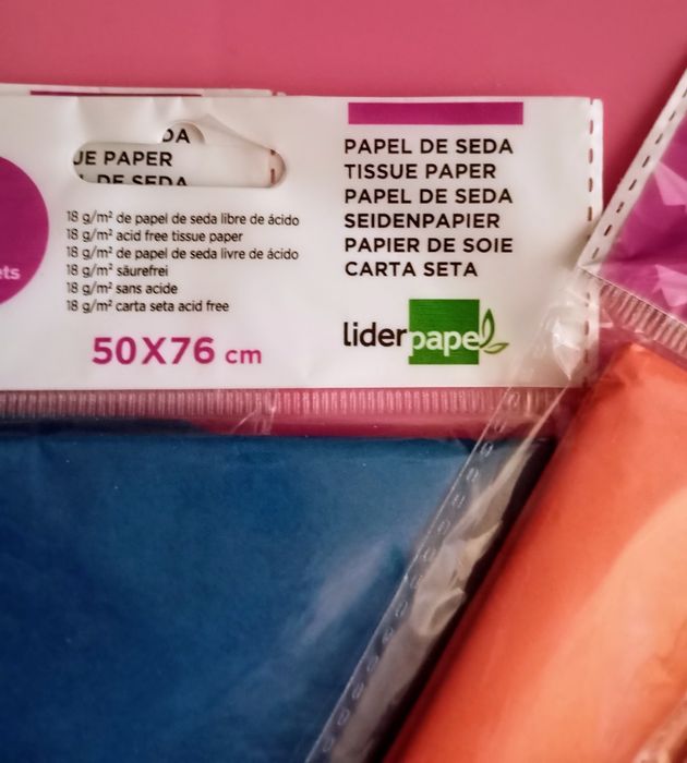 Vários artigos de papelaria e artesanato.