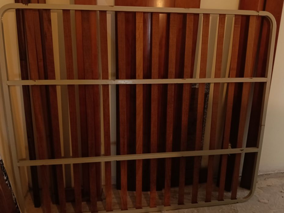 Armação de cama de casal c/ estrado