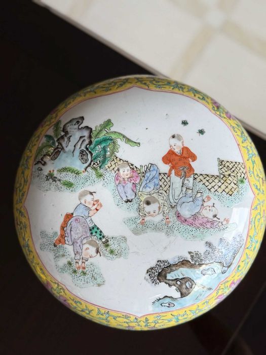 Caixa redonda em porcelana, decorada à mão no estilo Famille Rose