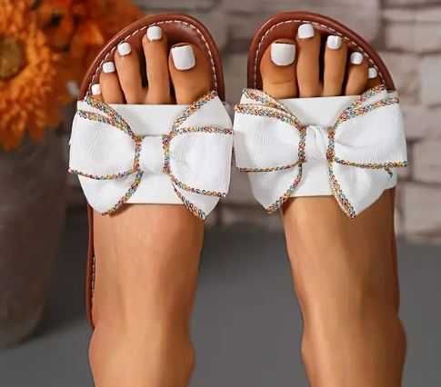 Klapki z motywem kokardy