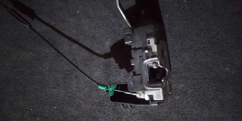 Fecho Da Porta Frente Dto Opel Astra H (A04)