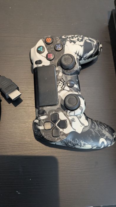 PlayStation 4 com dois comandos