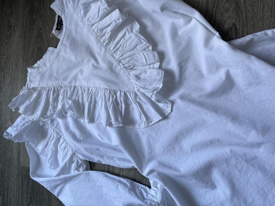 Біла сукня з рюшами