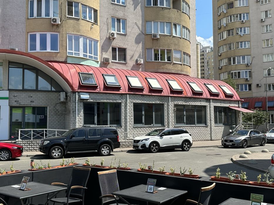 Дніпровська Набережна 19