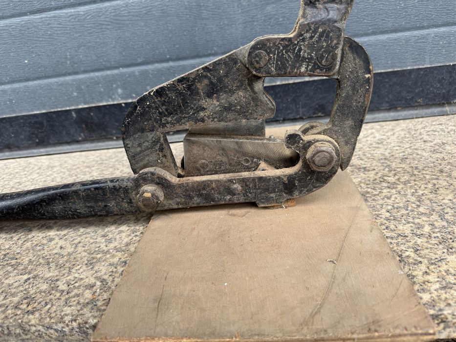 "Tesoura" manual para corte de ferro