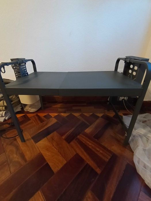 Estante de metal retrátil e expansível com itens - para cozinha