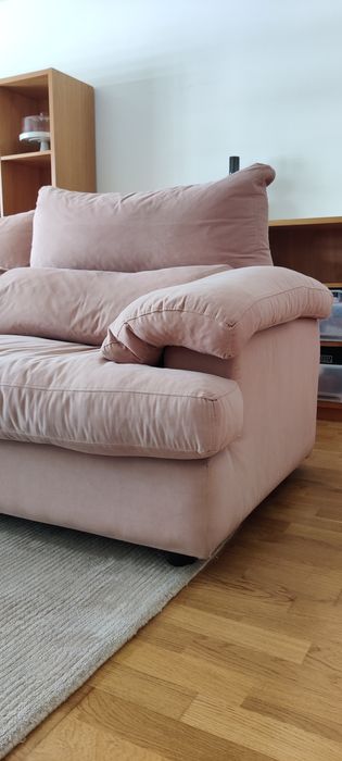 Sofá de três lugares em tecido