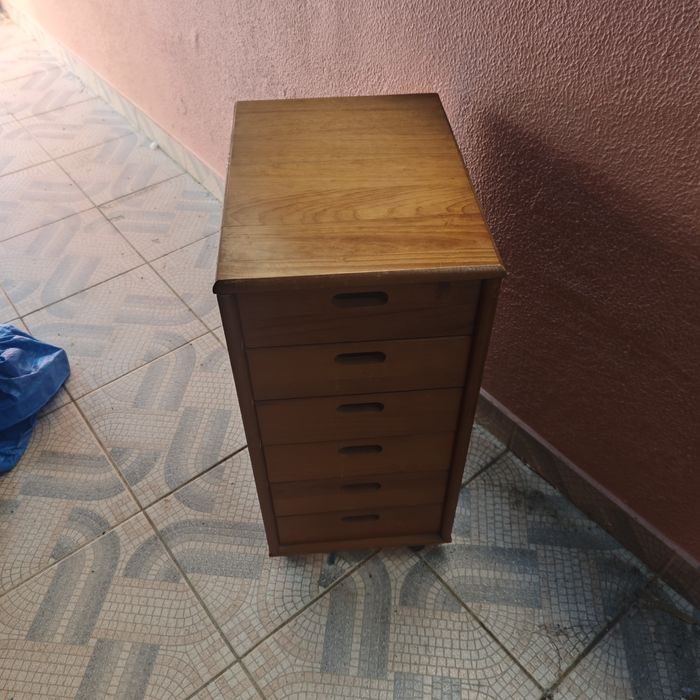 Móvel guarda documentos com rodinhas