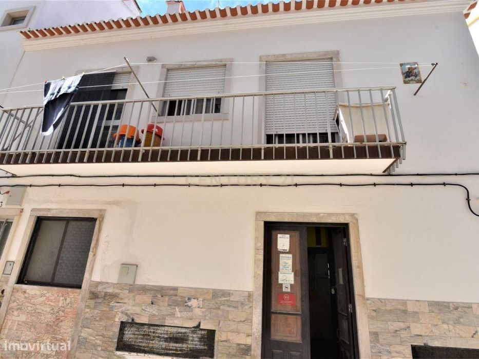 Prédio - Apartamento + Espaço Comercial - Centro Histórico da Nazaré