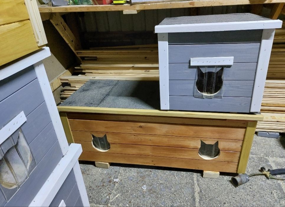 Drewniana budka dla kota – wymiary wewnętrzne 30 × 30 cm