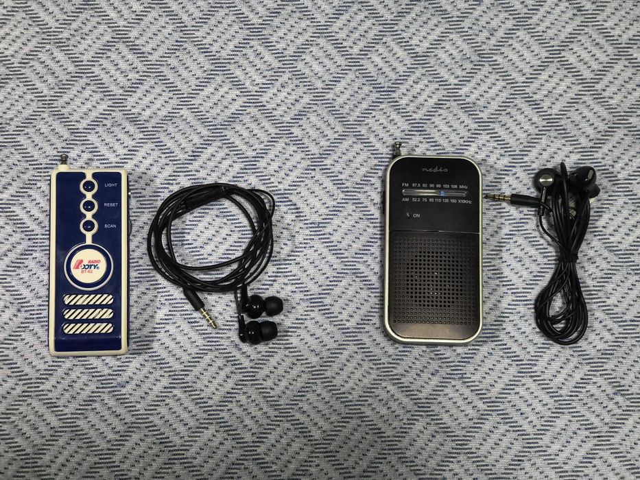 2 Rádios Portáteis Compactos – DXY BT-1 e Nedis – Funcionam a Pilhas/Portátil – Com Auriculares