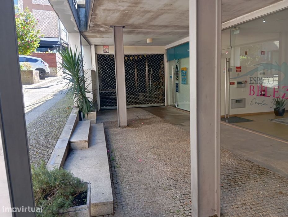 Loja com 205m2 no centro de Fafe