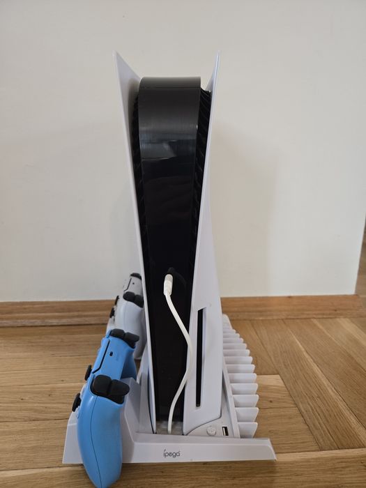 Konsola Playstation 5 + 2 kontrolery + podstawka ładująca + gry