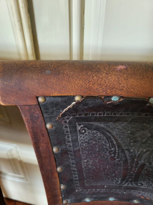 Par de cadeiras antigas em madeira e couro lavrado