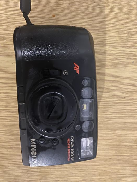 Это пленочный фотоаппарат Minolta Riva 100AF.