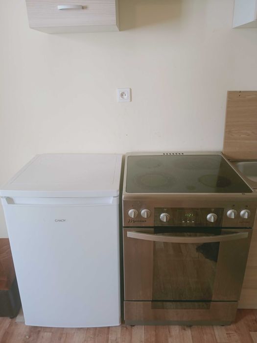 Lodówka, kuchnia indukcyjna, szafki kuchenne