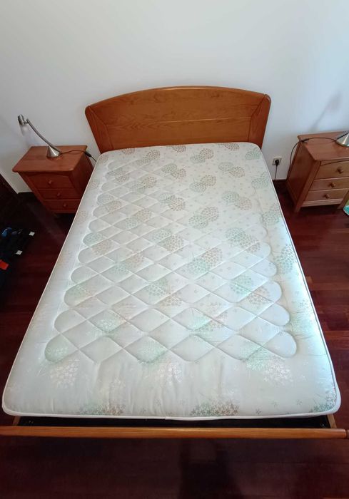 Cama casal, Pinho Mel Maciço, Colchão Ortopéd. incluído (ótimo Estado)