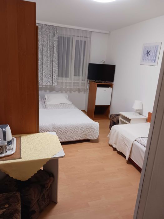 Łeba – Pokoje Gościnne Jana | Tanie kwatery prywatne | Noclegi nad morzem| Pokoje 2-3 osobowe z łazienką | Centrum | Darmowy parking i WiFi