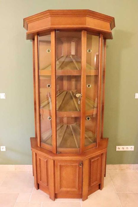 Ekskluzywna witryna na wino – drewno, szkło, oświetlenie