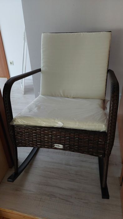 Fotel bujany z poduszkami