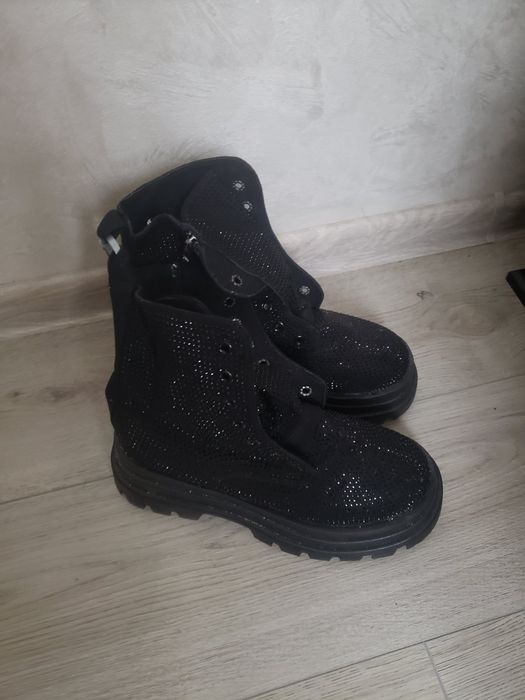 Продам ботинки нові