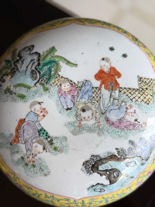Caixa redonda em porcelana, decorada à mão no estilo Famille Rose