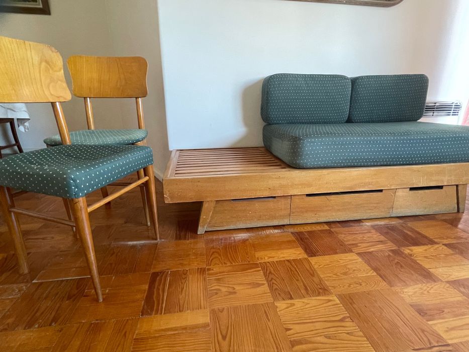 Sofá vintage e cadeiras