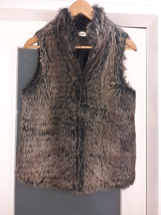 Colete em pêlo castanho e beje