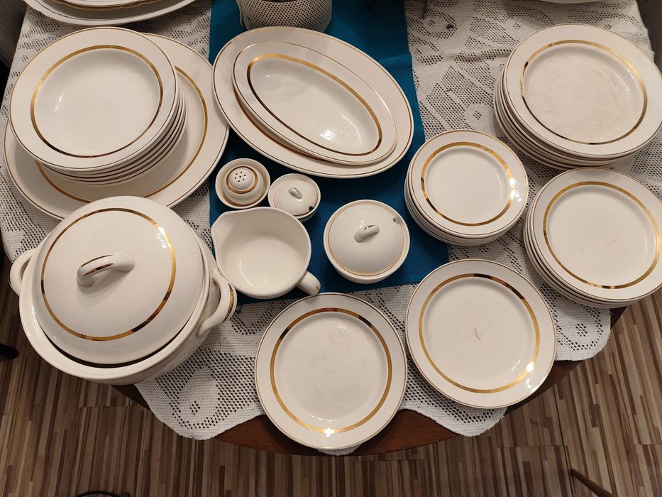 Zestaw obiadowy ze złotym paskiem