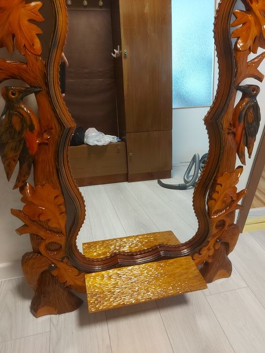 Дзеркало в дерев'яній рамі ручної роботи