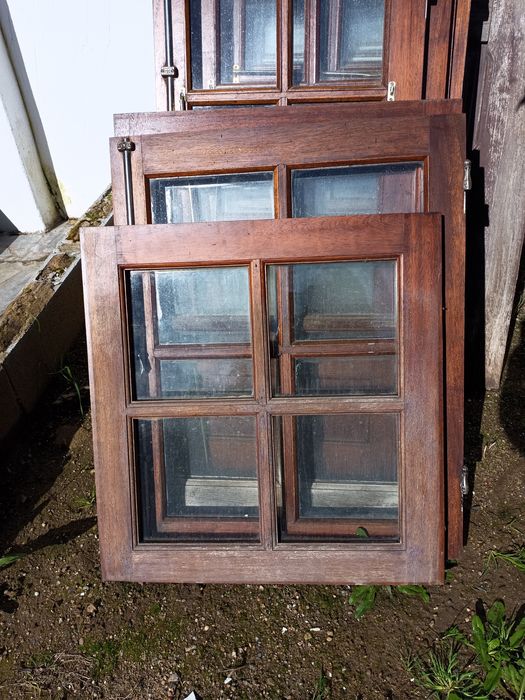 Janelas de madeira maciça