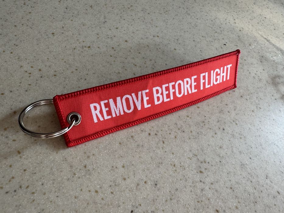 Брелок Remove before flight новий