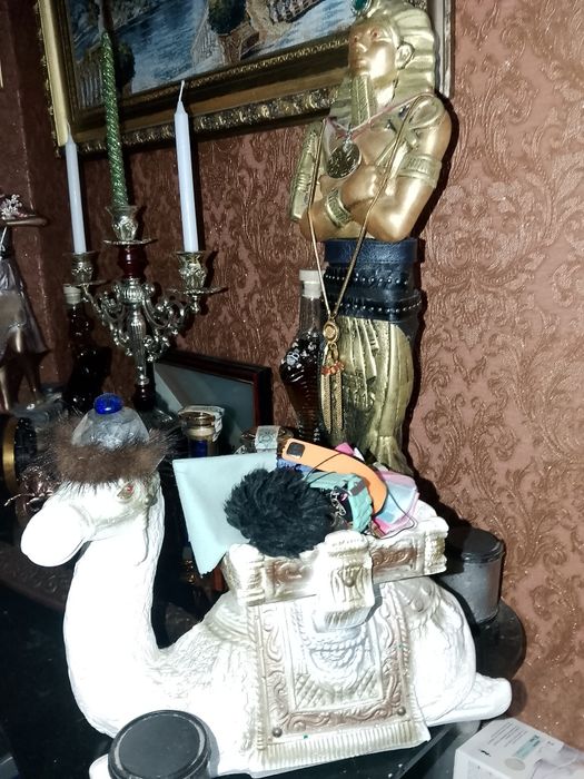 Статуетки різного розміру та матеріалу