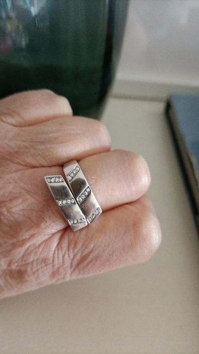 Anel de prata com contraste e zirconias.