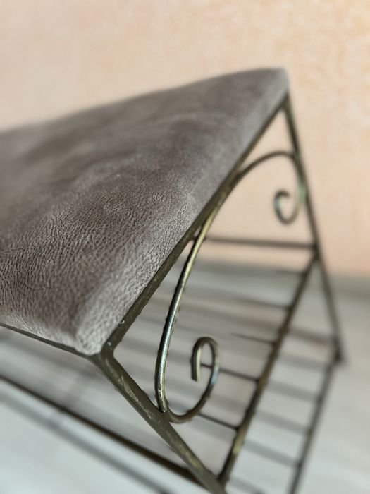 Банкетка в передпокій з полицею для взуття , кована